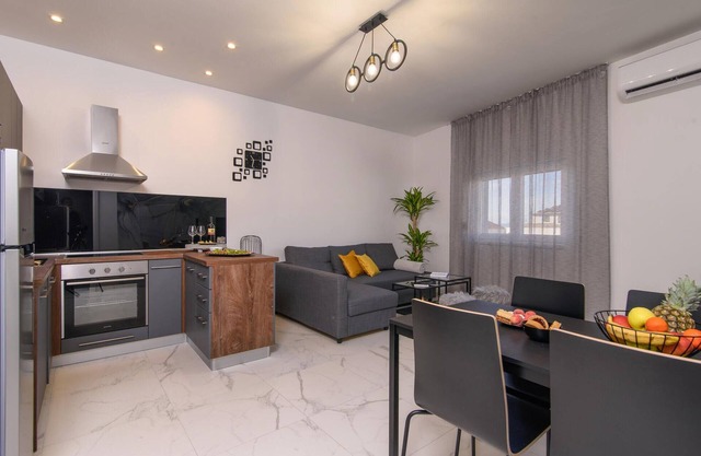 Stunning apartment in Kastel Gomilica with WiFi