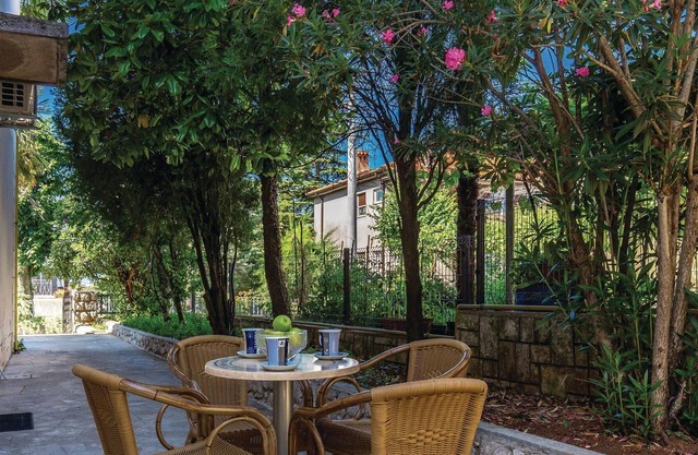 These functional apartments are located in Kostrena, not far from the town of Crikvenica.