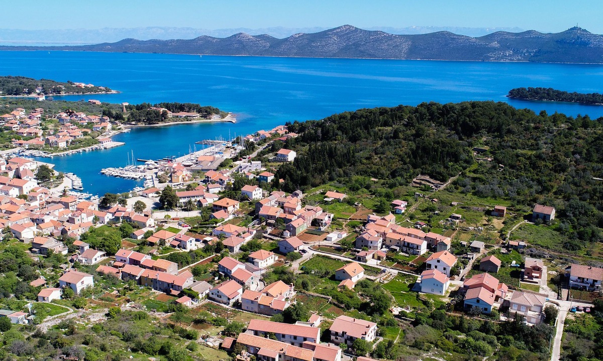 Veli Iz House | Serene Holiday Home in Veli Iž with Fenced Garden
