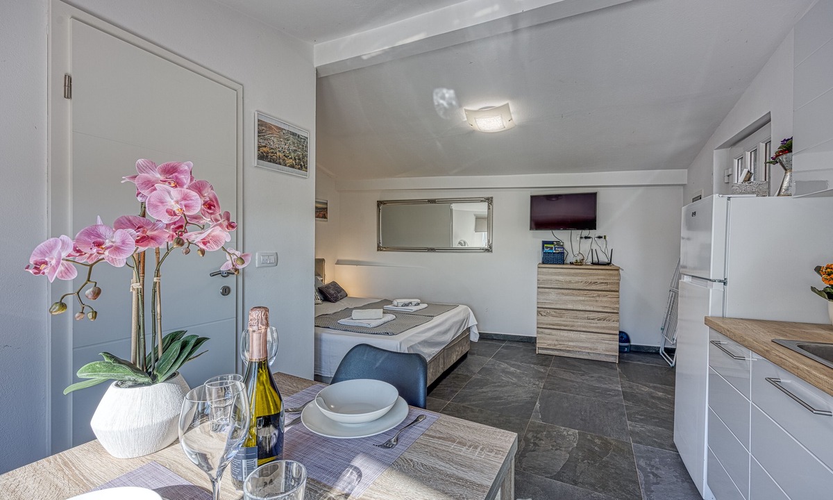 Crni Kal Apartment | Honeymoon Suite Črni Kal
