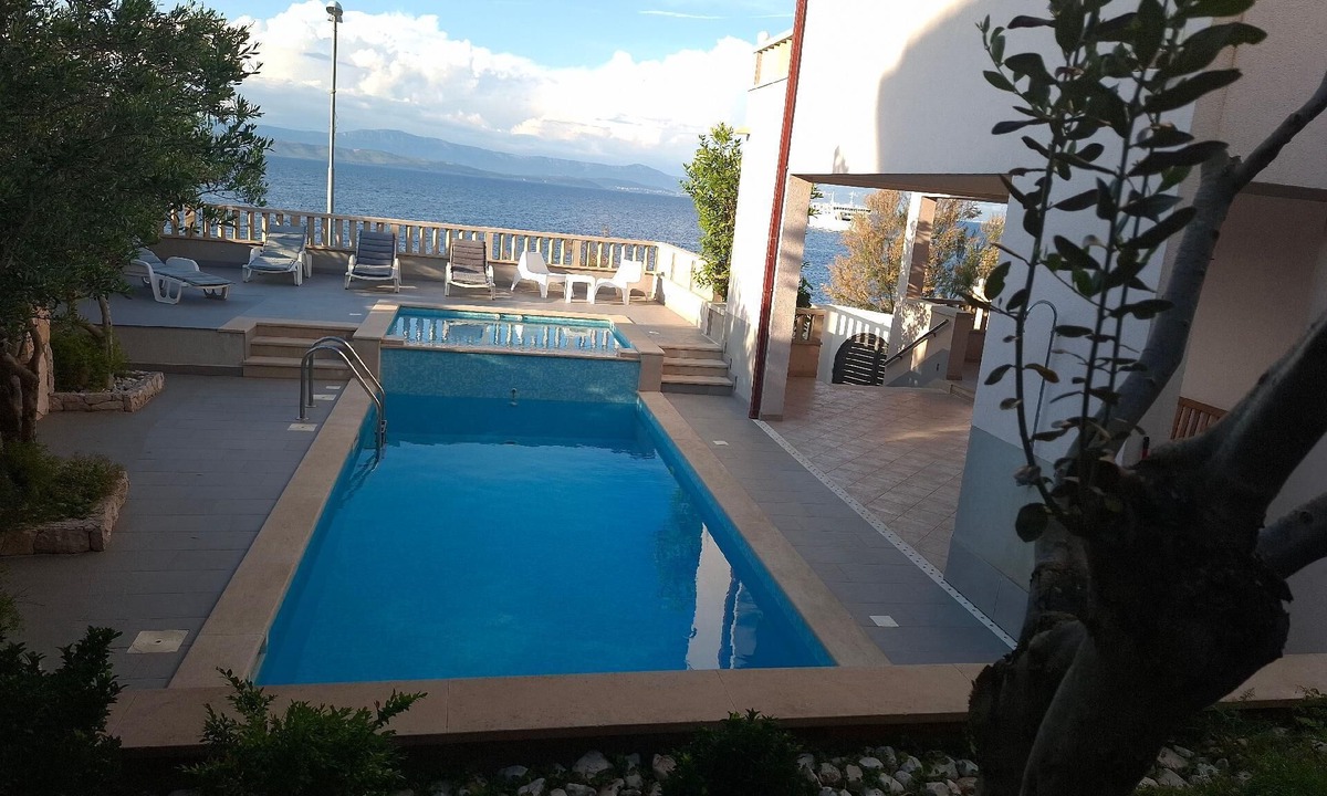 Rogac House | Holiday apartment with heated outdoor pool