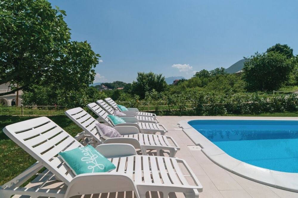 Kucice House | Sunflower house with a pool