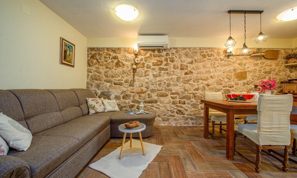 Razanac House | Holiday Home Stone Wall