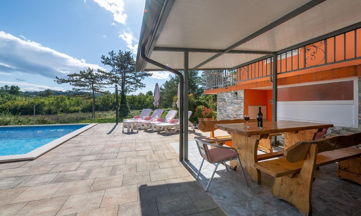Vinez Apartment | House Orange- Family Friendly Location with Pool and Close to the Sea