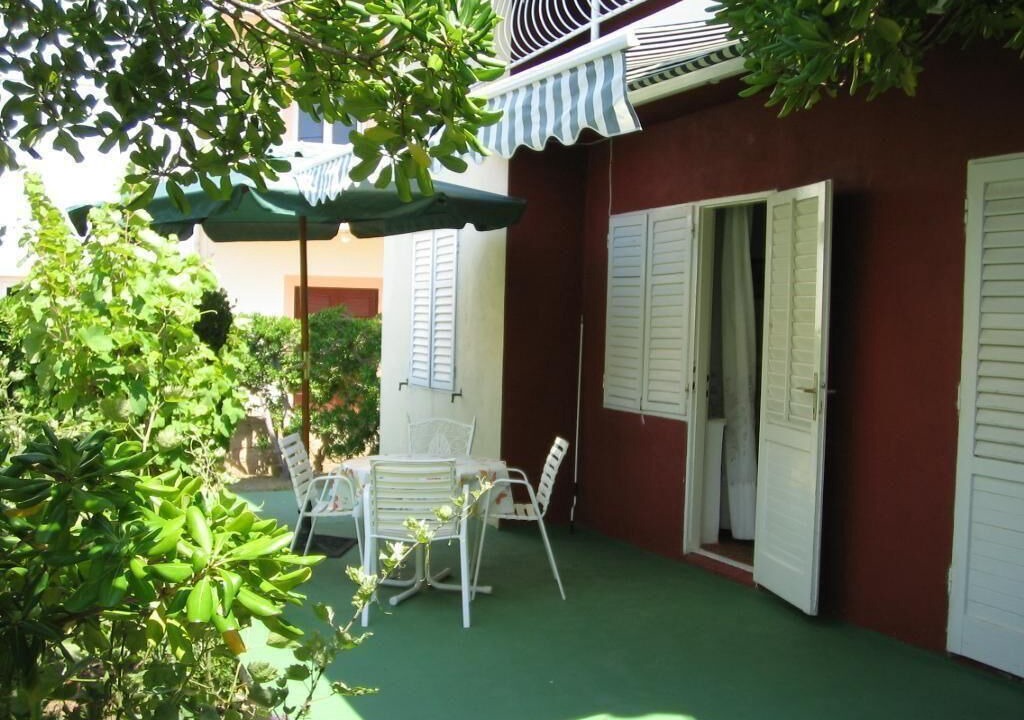 Pag Apartment | Pleasant holiday apartment with terrace in Pag