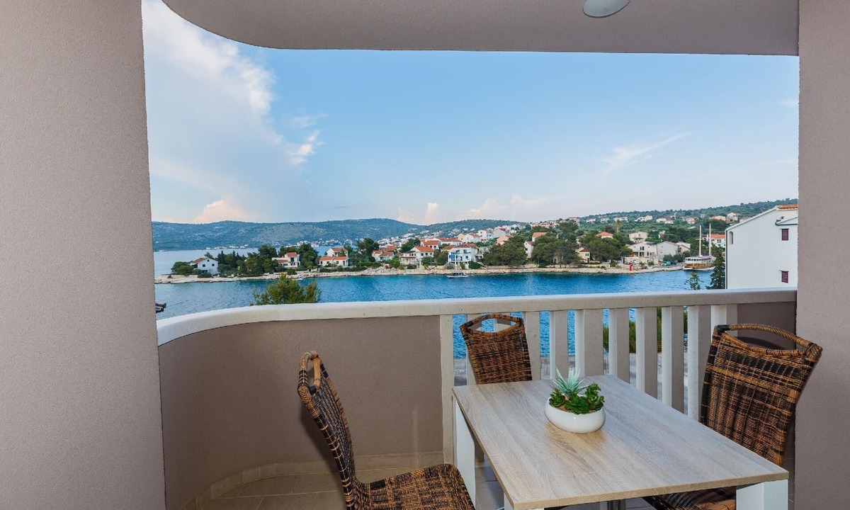 Razanj House | Holiday House with garden, close to the beach