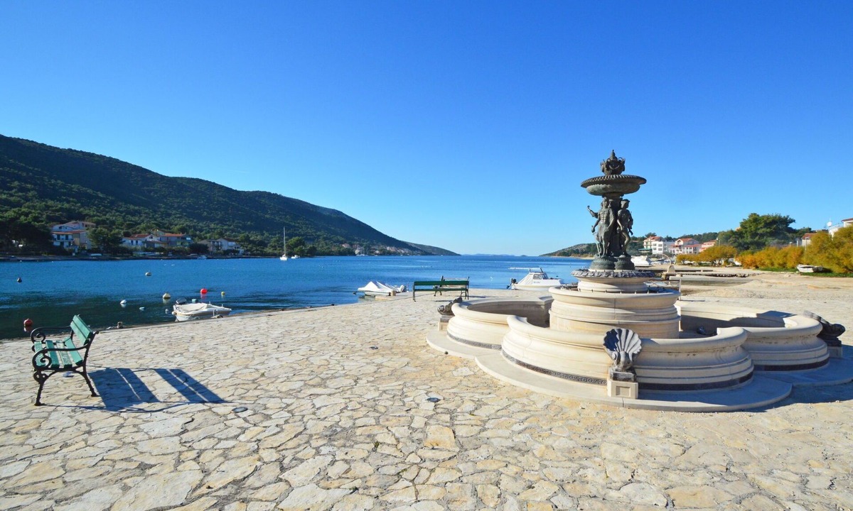Grebastica Apartment | Lovely apartment for 4 people with WIFI, A/C, TV, terrace and parking