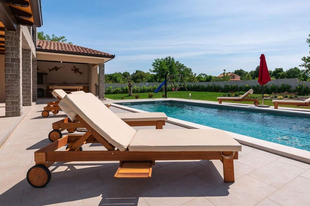 Topid House | Villa Mercedes is a nice newly built holiday home with swimming pool near Labin.