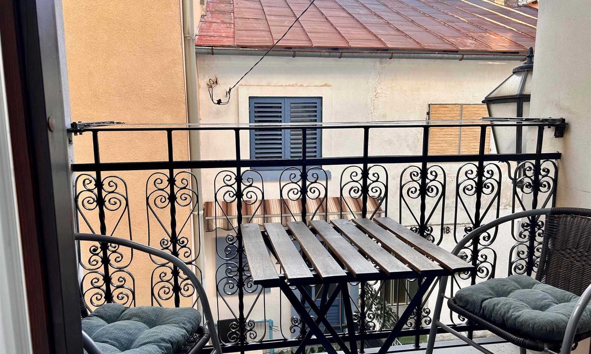 Gospic Apartment | Cosy 2-room apartment with a balcony just steps away from the beach, shops and restaurants