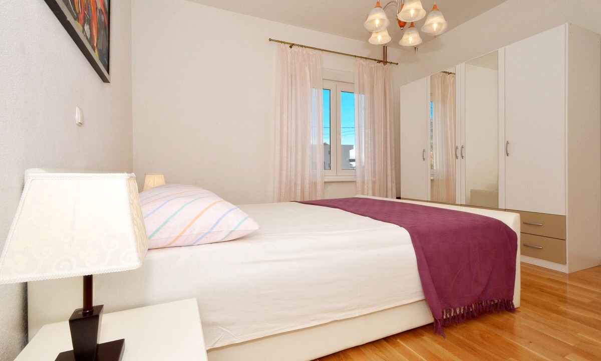 Kastel Novi Apartment | Zita - Spacious Apt with 2 Bedrooms & 2 Bathrooms, Kaštel Novi
