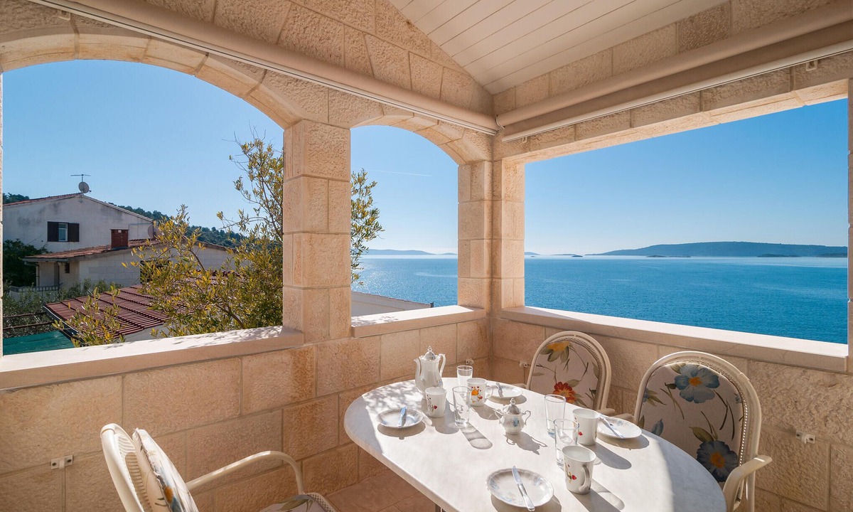 Okrug Donji Apartment | Beach front apartment in Okrug Donji