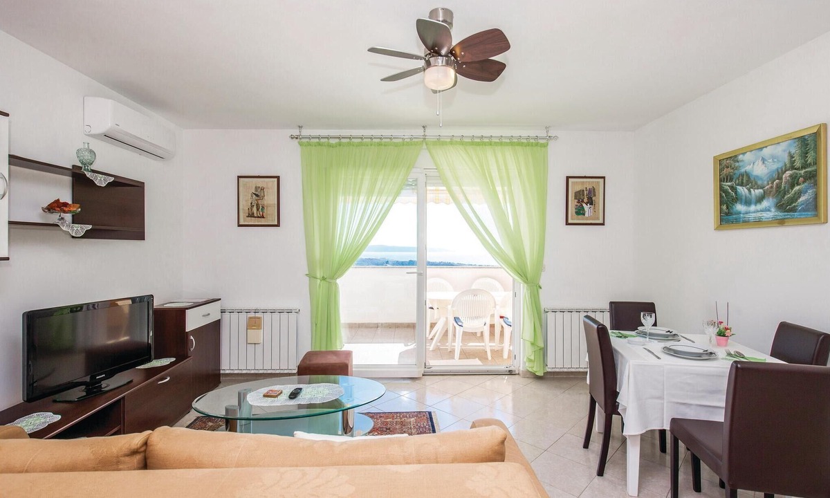 Smrika Apartment | Cozy apartment in Smrika with WiFi