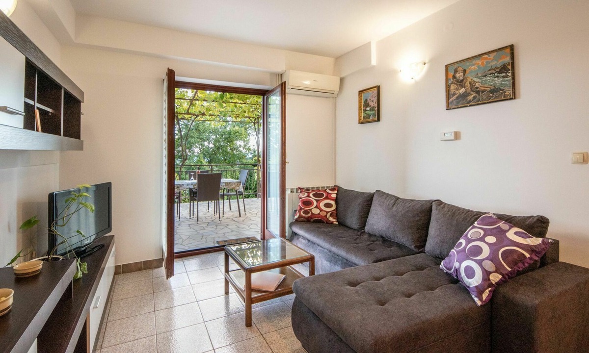Icici Apartment | Cosy apartment for 2 guests with A/C, WIFI, TV, terrace and pets allowed