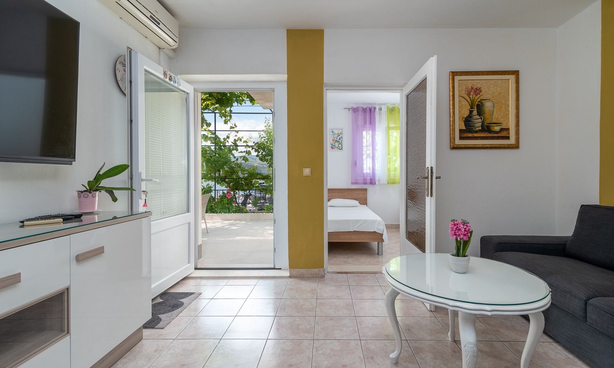 Mastrinka Apartment | GRIGIC 1 - 2 bedroom apartment for 4 persons, 170m from a beach