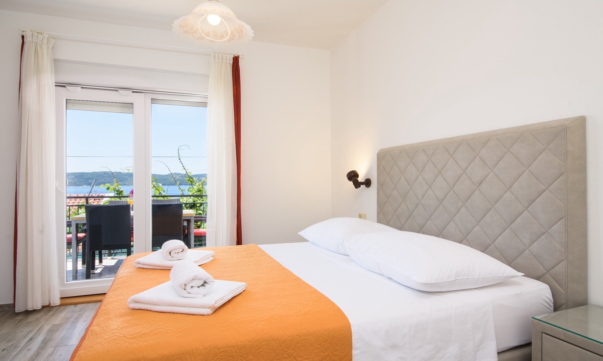 Trogir Apartment | A3 – 90 m2 apt with shared pool, big terrace and garden, just 50m from the beach