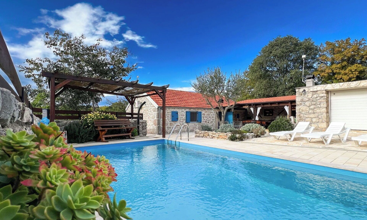 Krusevo House | Beautiful private villa for 4 guests with A/C, private pool, WIFI, TV and patio