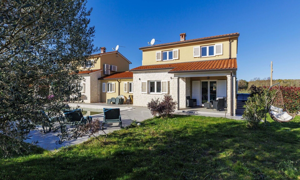 Marceljani House | Stunning private villa for 12 people with A/C, private pool, WIFI, TV, terrace and pets allowed