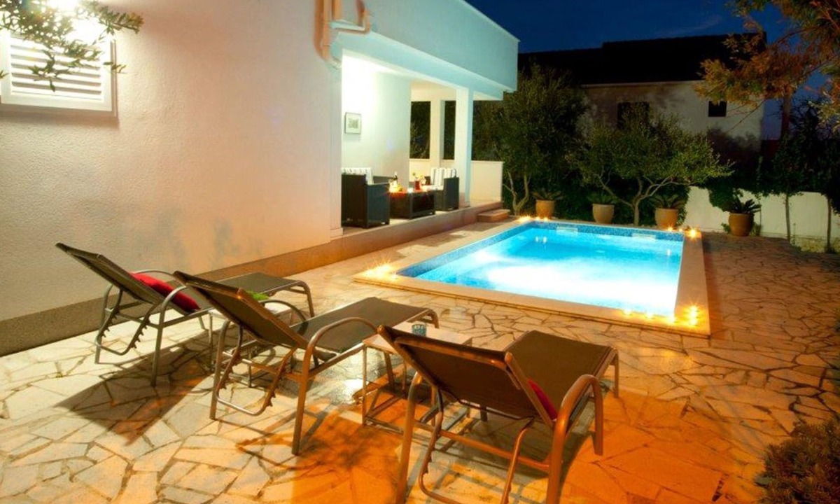 Businci House | Charmante Villa Layla mit Meerblick und Pool by Interhome
