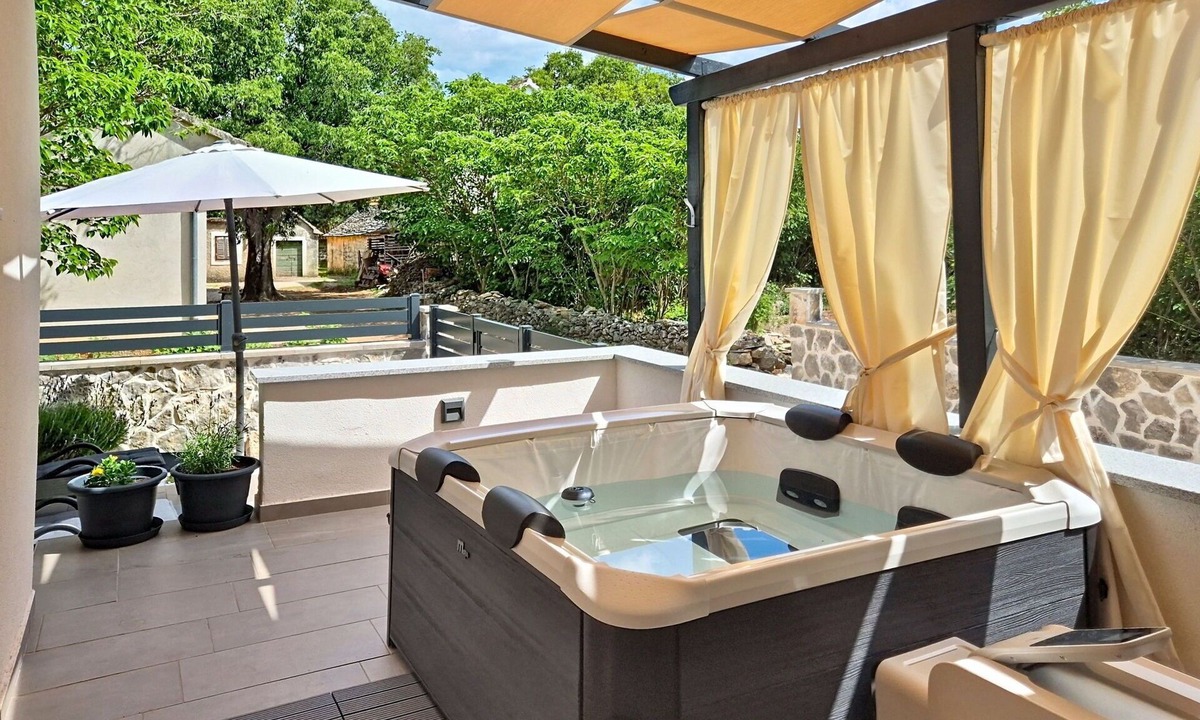 Oklaj House | Stunning private villa for 2 people with internet, A/C, hot tub, terrace and pets allowed