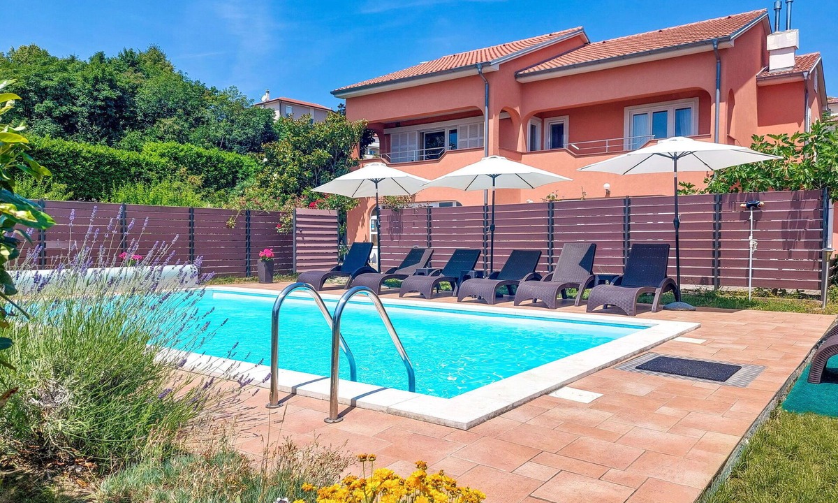 Viskovo Apartment | Cosy apartment for 6 people with WIFI, A/C, pool, TV, balcony and panoramic view