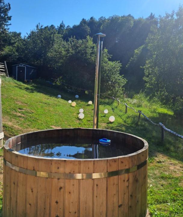 Slovenska Bistrica Ski Chalet | Biološki glamping po metodi Rudolfa Steinerja, Bio kmetija Ropret Stegne & Center za naravno otroštvo in družino
