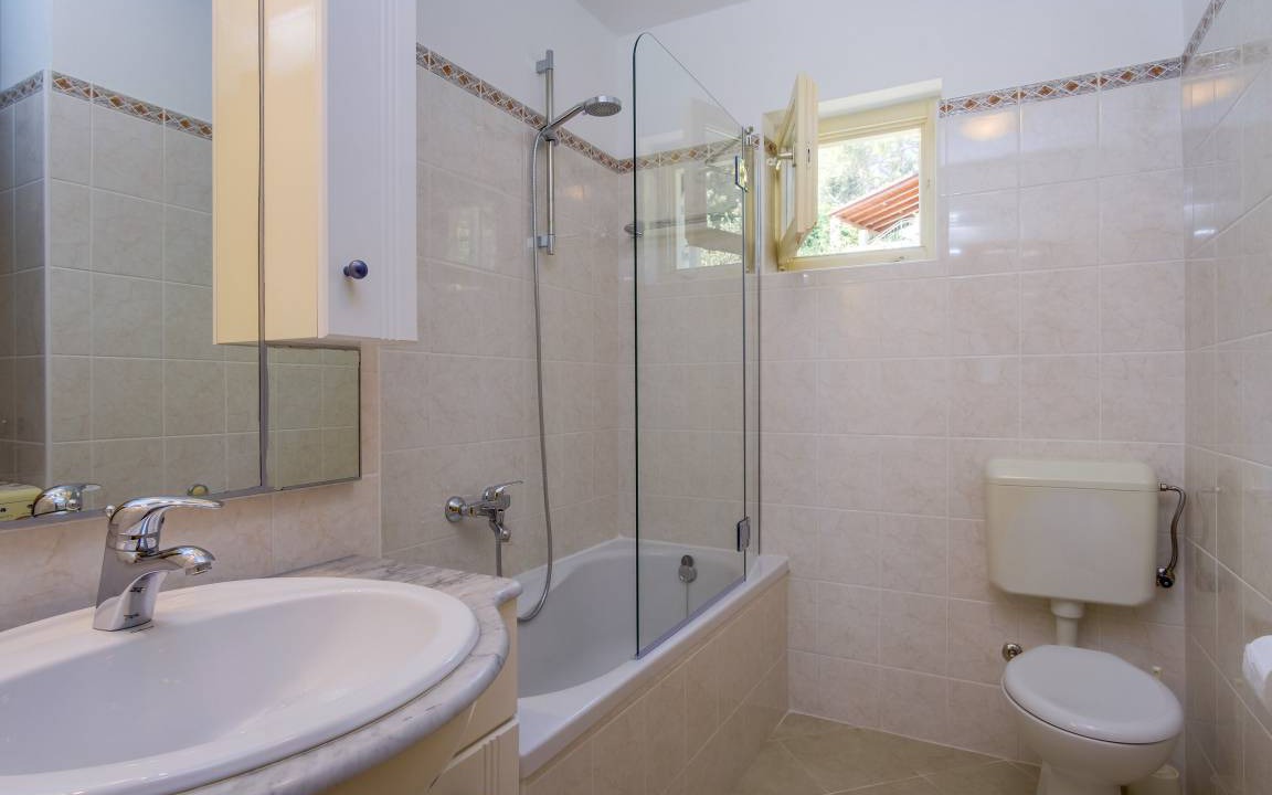 Photo of Bathroom in Cove Murtar