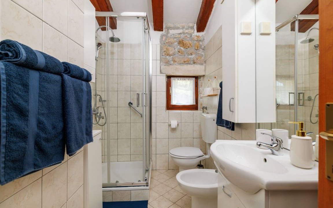 Photo of Bathroom in Plomin