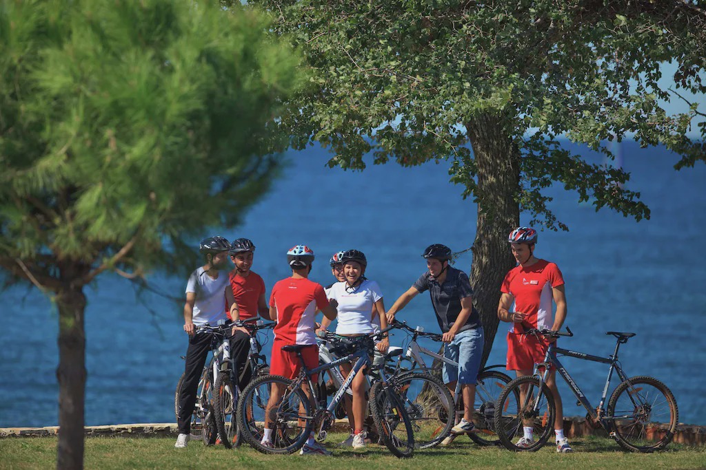 Photo of Human In Picture in Monterol