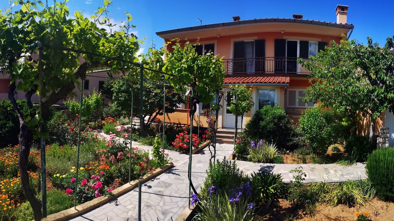 Photo of Outdoor in Cres