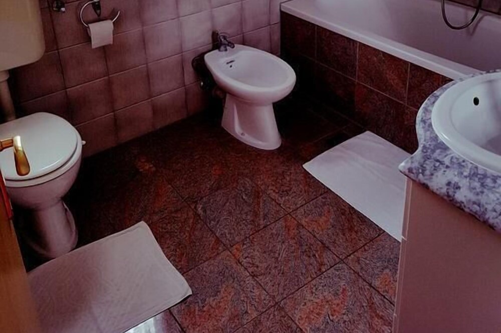 Photo of Bathroom in Tar