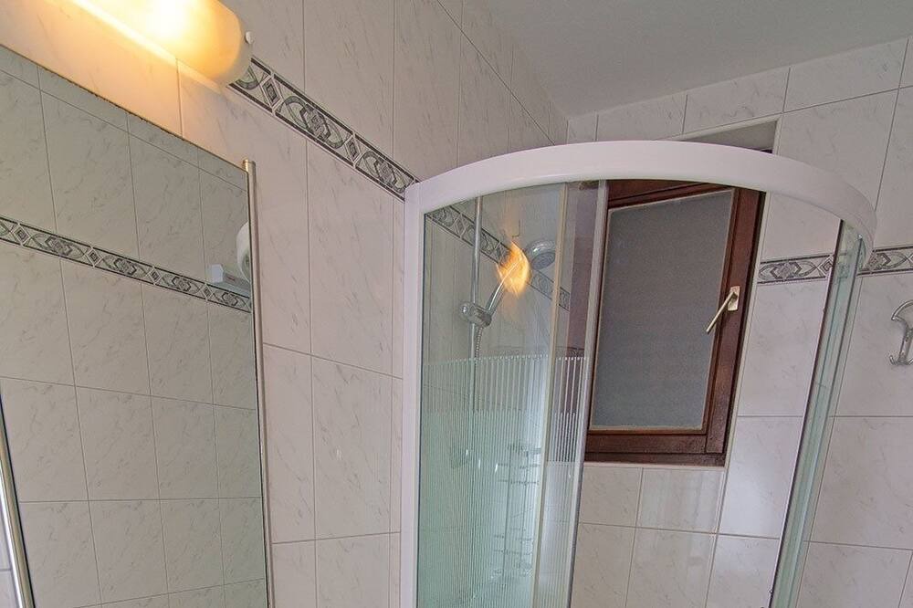 Photo of Bathroom in Cove Murtar