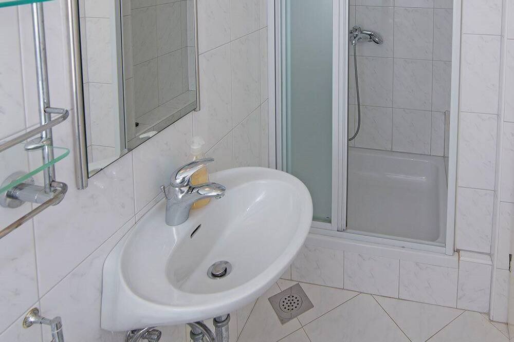Photo of Bathroom in Cove Murtar
