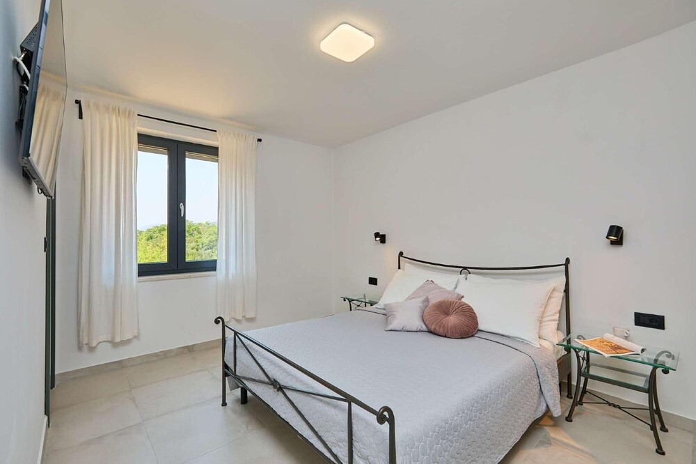 Photo of Bedroom in Pile
