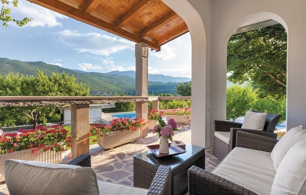 Photo of Patio Balcony in Srijane