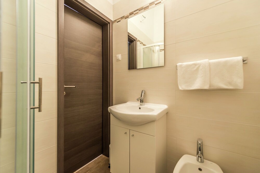 Photo of Bathroom in Tar