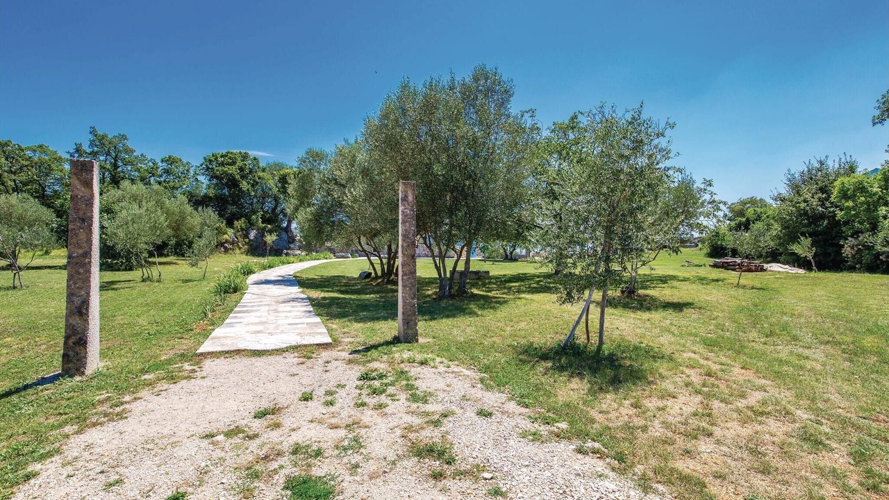 Photo of Outdoor in Brsec
