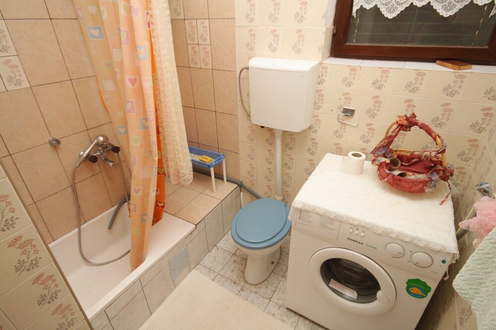 Photo of Bathroom in Komiza