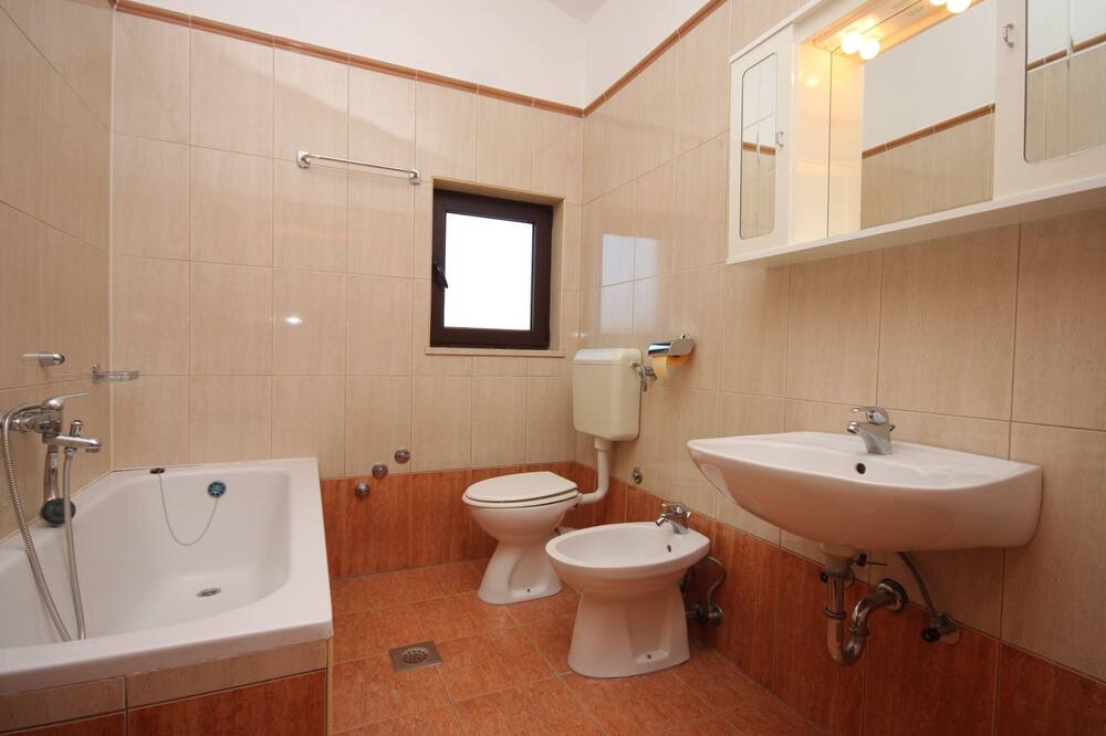 Photo of Bathroom in Cove Murtar