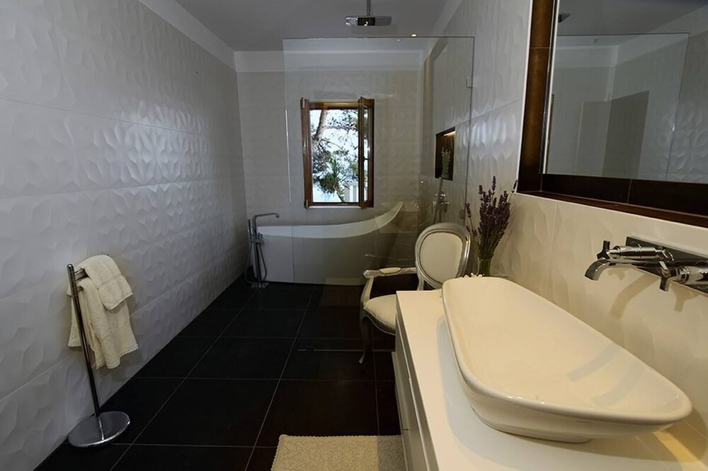 Photo of Bathroom in Cove Basina (Jelsa)