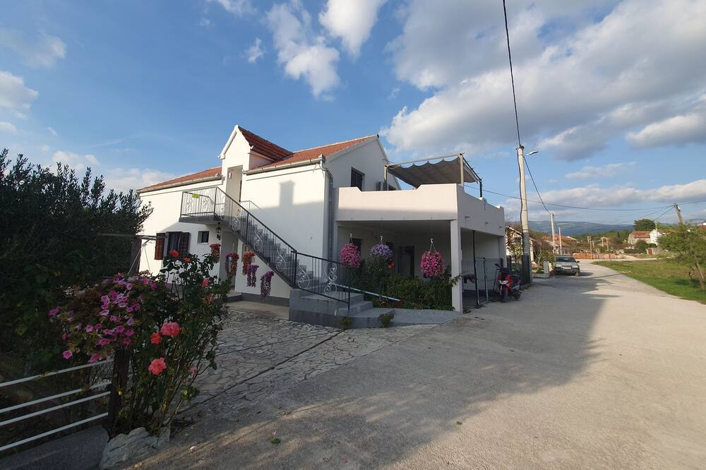 Photo of Outdoor in Cove Parja