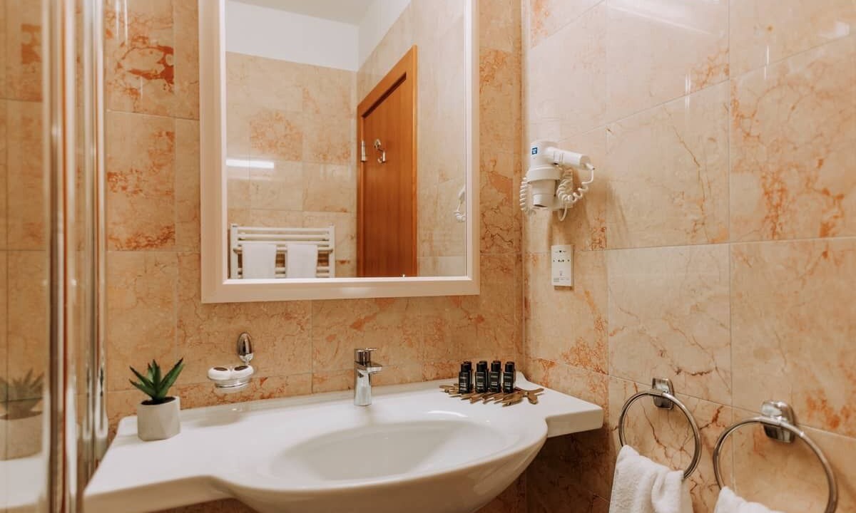 Photo of Bathroom in Cove Murtar