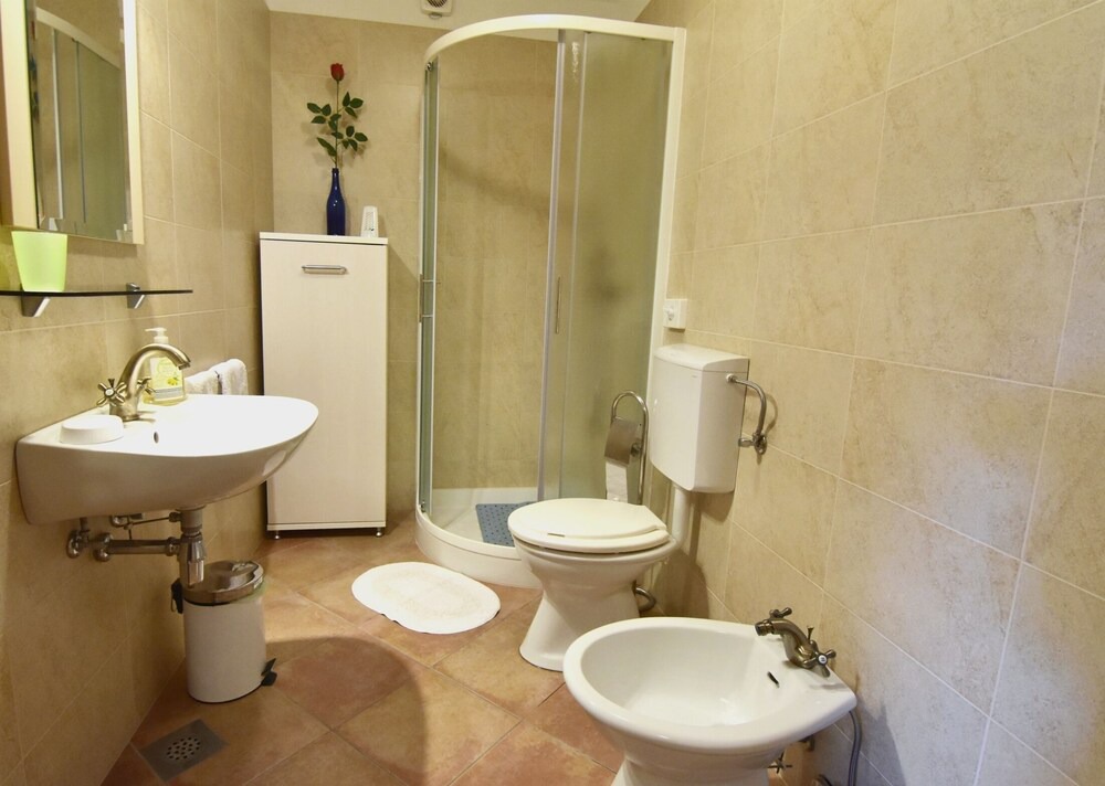 Photo of Bathroom in Tar