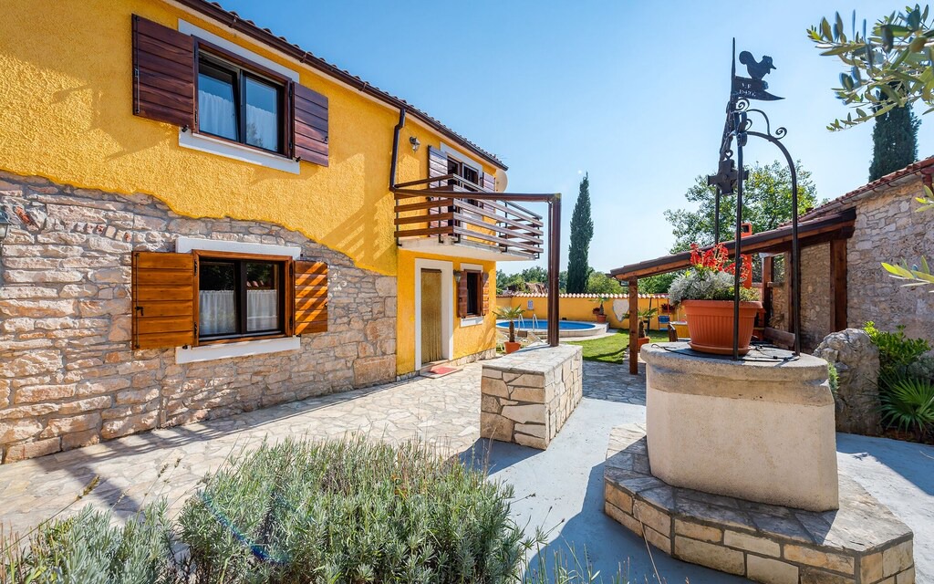 Photo of Buildings in Mali Vareski