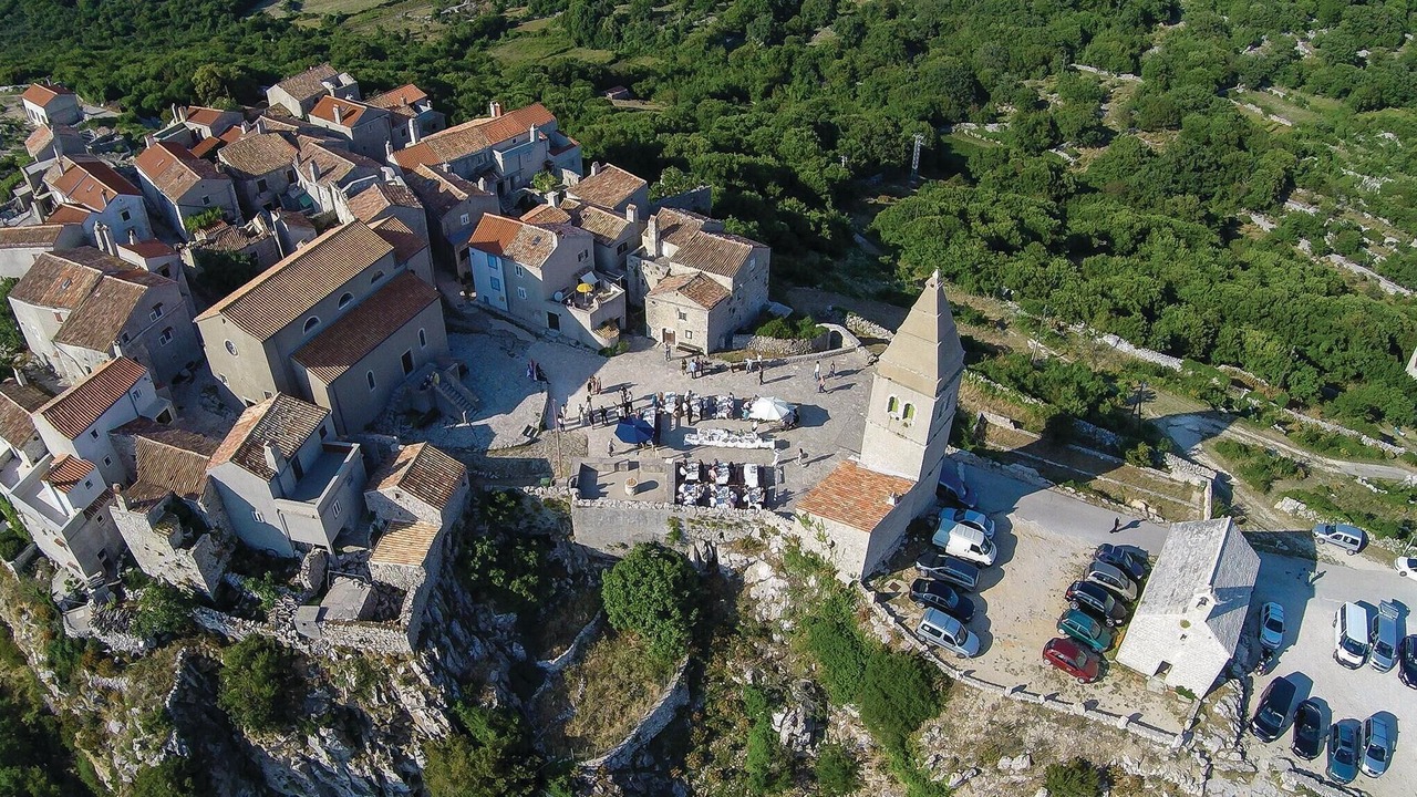 Photo of Others in Cres