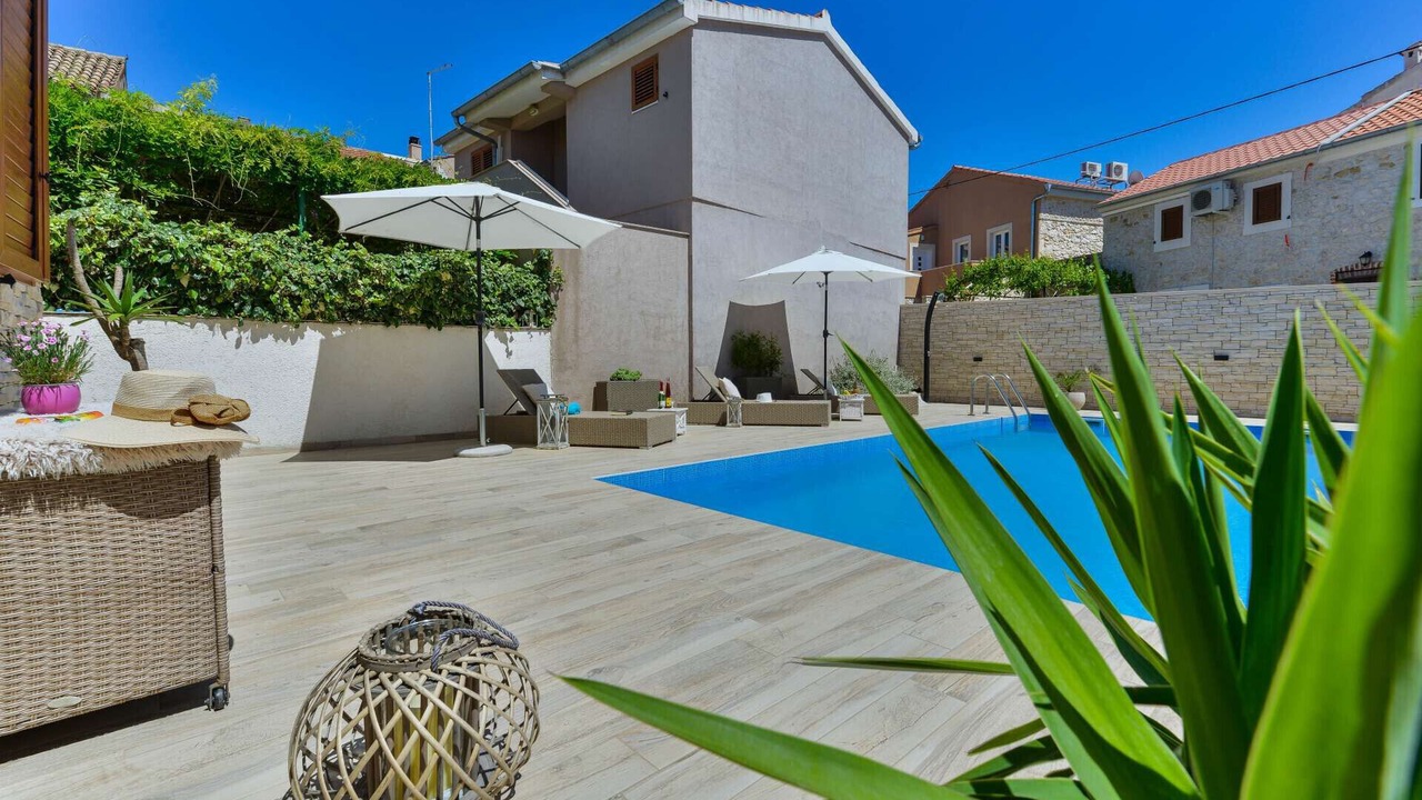 Photo of Outdoor in Petrcane