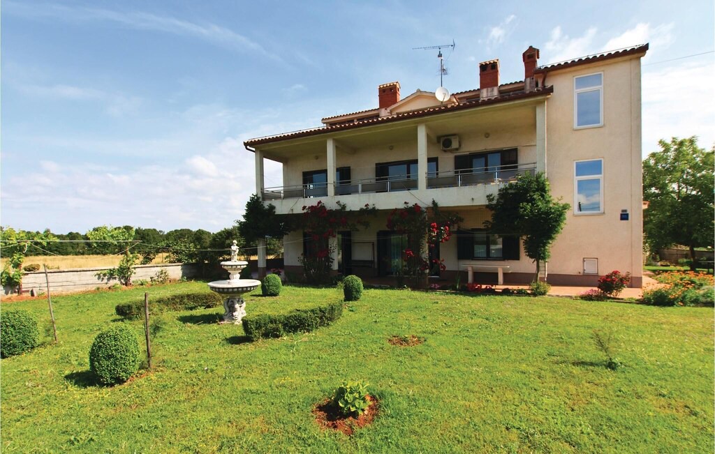Photo of Buildings in Muntic