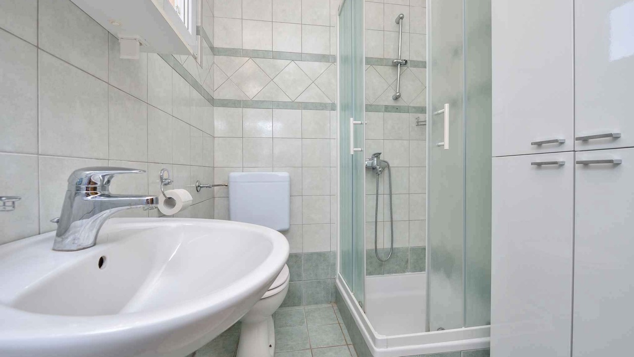 Photo of Bathroom in Petrcane