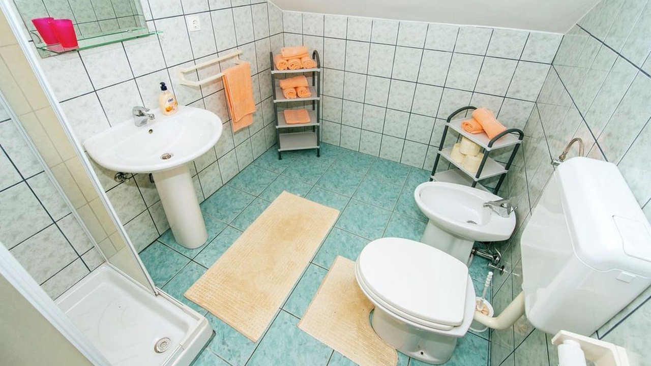 Photo of Bathroom in Petrcane