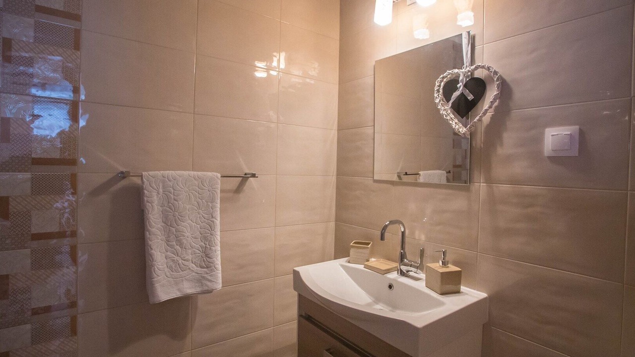 Photo of Bathroom in Tar