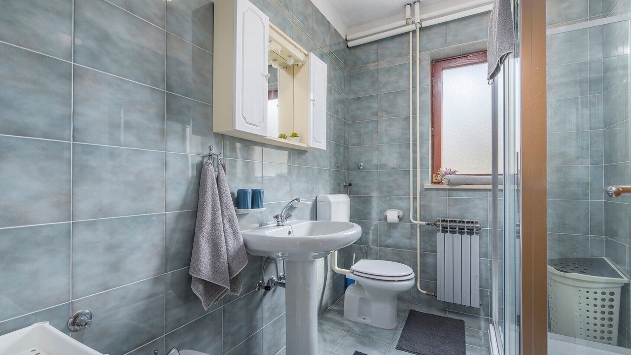 Photo of Bathroom in Tar